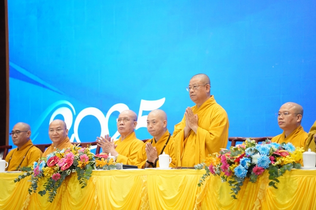 Permanent Director Board of Vietnam Buddhist Sangha in HCMC visiting Hoang Phap Pagoda