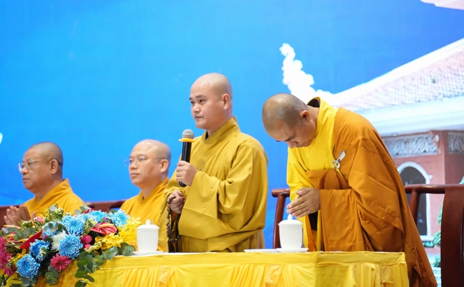 Permanent Director Board of Vietnam Buddhist Sangha in HCMC visiting Hoang Phap Pagoda