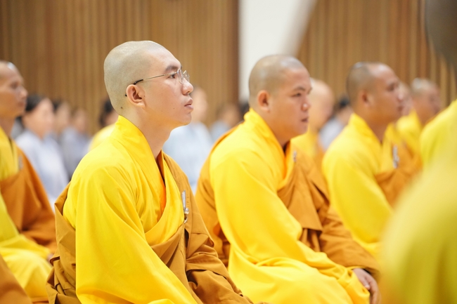 Permanent Director Board of Vietnam Buddhist Sangha in HCMC visiting Hoang Phap Pagoda