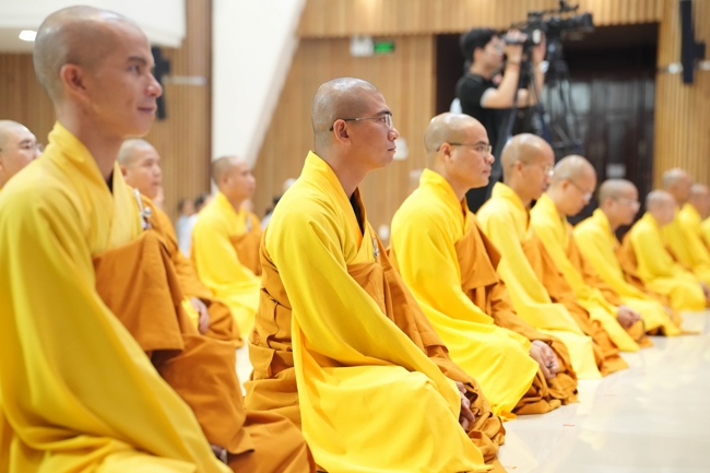 Permanent Director Board of Vietnam Buddhist Sangha in HCMC visiting Hoang Phap Pagoda