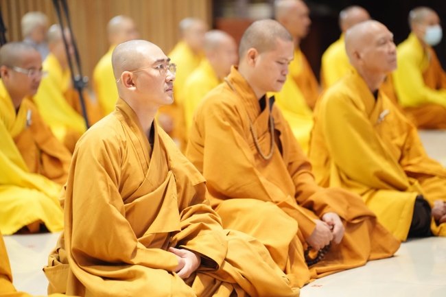 Permanent Director Board of Vietnam Buddhist Sangha in HCMC visiting Hoang Phap Pagoda