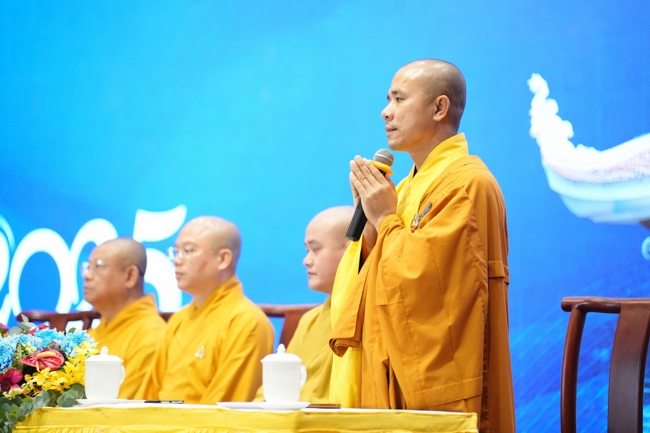 Permanent Director Board of Vietnam Buddhist Sangha in HCMC visiting Hoang Phap Pagoda
