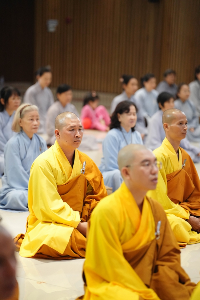 Permanent Director Board of Vietnam Buddhist Sangha in HCMC visiting Hoang Phap Pagoda