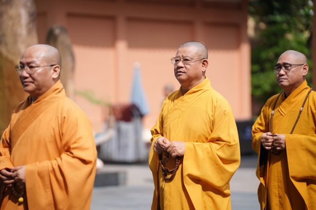 Permanent Director Board of Vietnam Buddhist Sangha in HCMC visiting Hoang Phap Pagoda