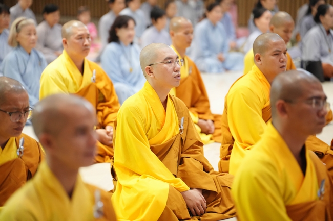 Permanent Director Board of Vietnam Buddhist Sangha in HCMC visiting Hoang Phap Pagoda