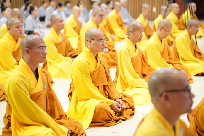 Permanent Director Board of Vietnam Buddhist Sangha in HCMC visiting Hoang Phap Pagoda