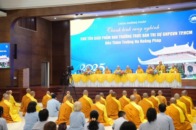 Permanent Director Board of Vietnam Buddhist Sangha in HCMC visiting Hoang Phap Pagoda