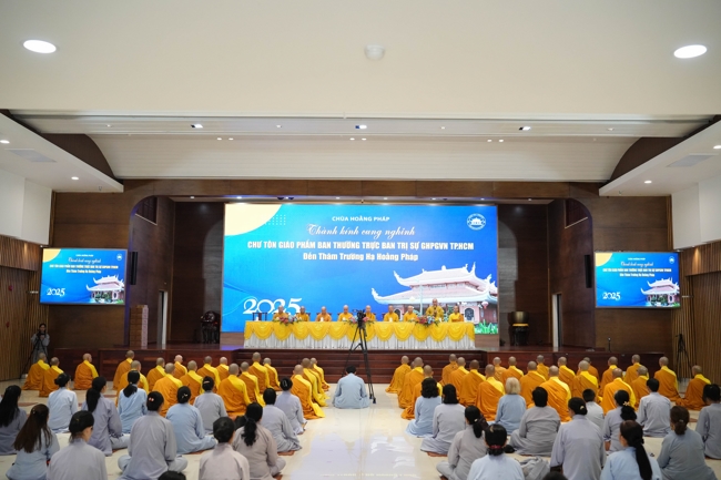 Permanent Director Board of Vietnam Buddhist Sangha in HCMC visiting Hoang Phap Pagoda