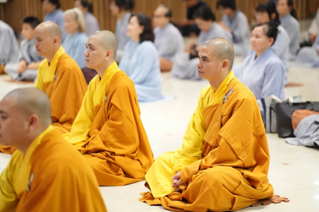 Permanent Director Board of Vietnam Buddhist Sangha in HCMC visiting Hoang Phap Pagoda