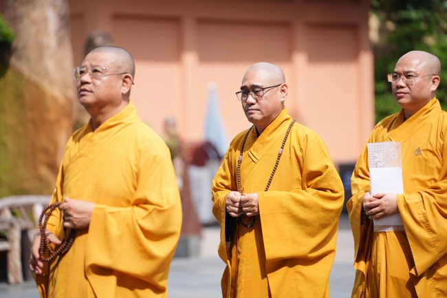 Permanent Director Board of Vietnam Buddhist Sangha in HCMC visiting Hoang Phap Pagoda