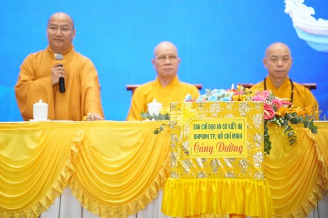 Permanent Director Board of Vietnam Buddhist Sangha in HCMC visiting Hoang Phap Pagoda