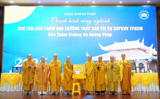 Permanent Director Board of Vietnam Buddhist Sangha in HCMC visiting Hoang Phap Pagoda