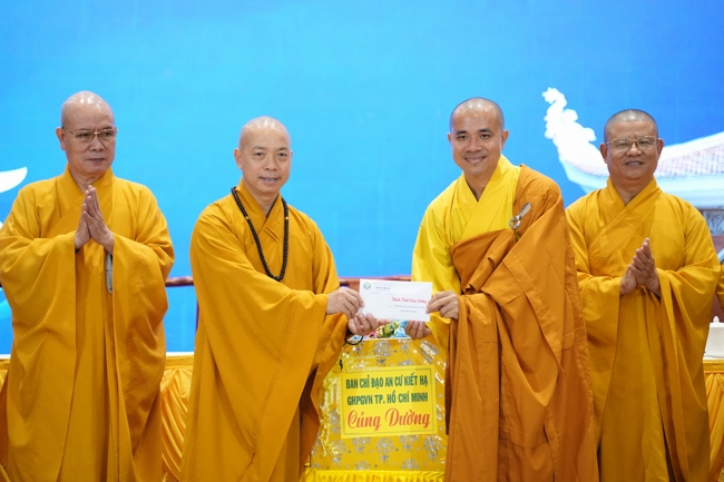 Permanent Director Board of Vietnam Buddhist Sangha in HCMC visiting Hoang Phap Pagoda