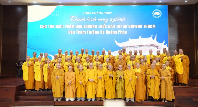 Permanent Director Board of Vietnam Buddhist Sangha in HCMC visiting Hoang Phap Pagoda
