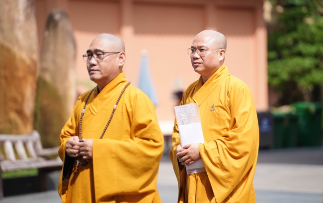 Permanent Director Board of Vietnam Buddhist Sangha in HCMC visiting Hoang Phap Pagoda