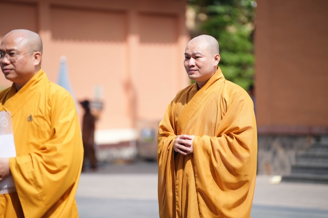 Permanent Director Board of Vietnam Buddhist Sangha in HCMC visiting Hoang Phap Pagoda