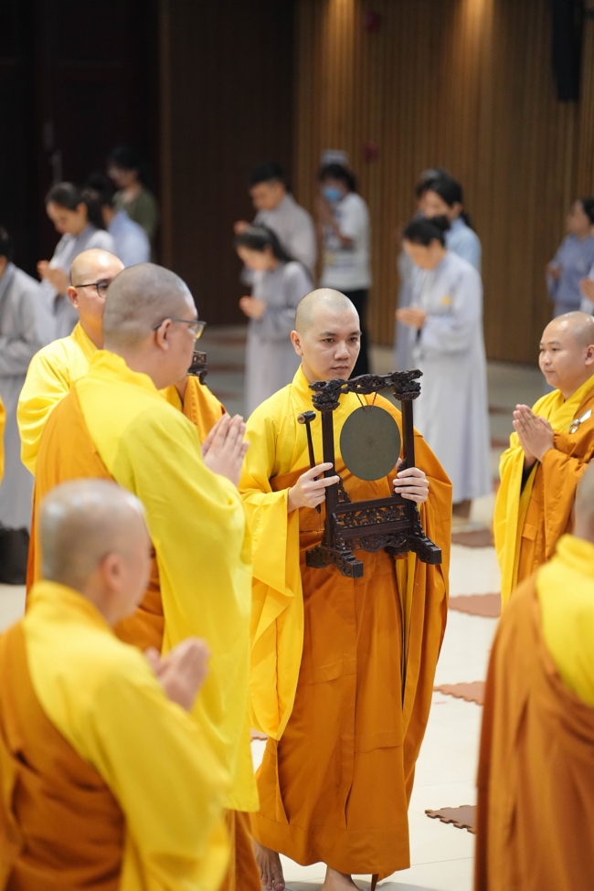 Permanent Director Board of Vietnam Buddhist Sangha in HCMC visiting Hoang Phap Pagoda