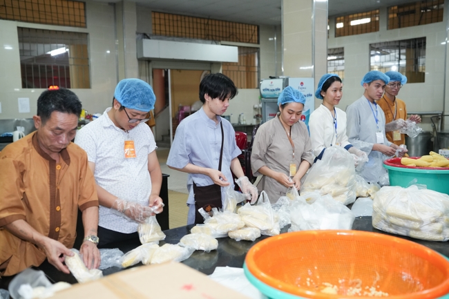 Từ thiện: Tặng bắp tại các công ty, xí nghiệp, khu công nghiệp xã Xuân Thới Sơn