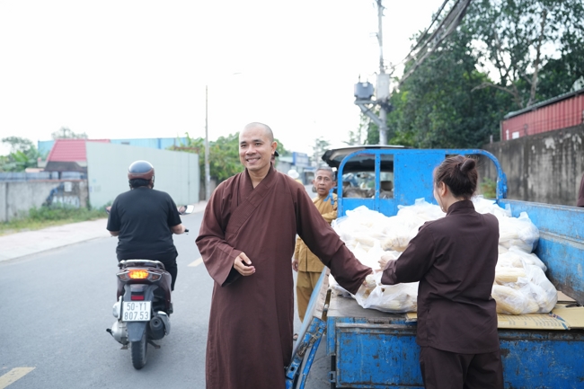 Từ thiện: Tặng bắp tại các công ty, xí nghiệp, khu công nghiệp xã Xuân Thới Sơn