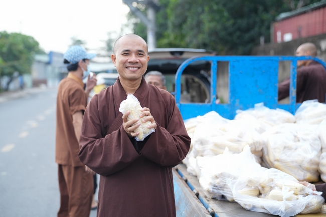 Từ thiện: Tặng bắp tại các công ty, xí nghiệp, khu công nghiệp xã Xuân Thới Sơn