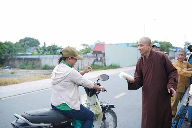 Từ thiện: Tặng bắp tại các công ty, xí nghiệp, khu công nghiệp xã Xuân Thới Sơn