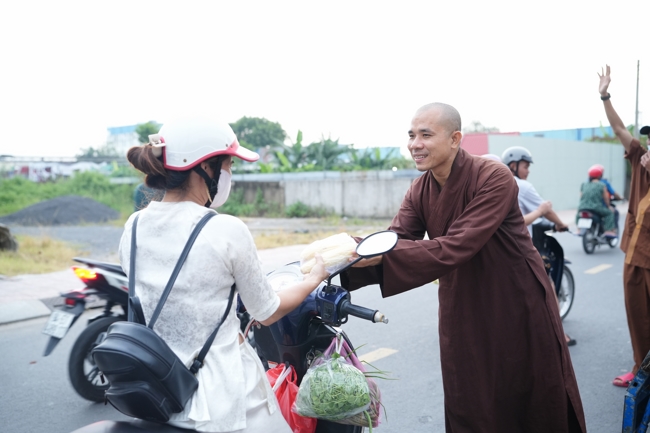 Từ thiện: Tặng bắp tại các công ty, xí nghiệp, khu công nghiệp xã Xuân Thới Sơn