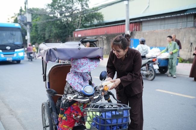 Từ thiện: Tặng bắp tại các công ty, xí nghiệp, khu công nghiệp xã Xuân Thới Sơn