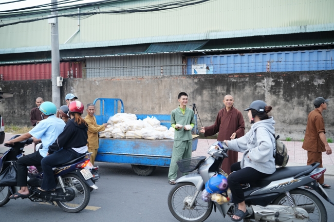 Từ thiện: Tặng bắp tại các công ty, xí nghiệp, khu công nghiệp xã Xuân Thới Sơn