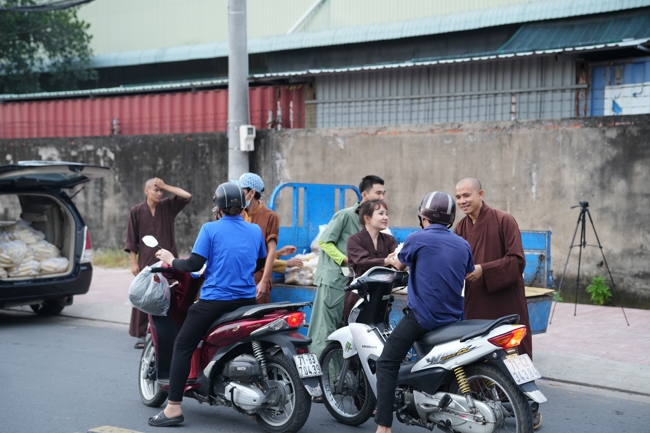 Từ thiện: Tặng bắp tại các công ty, xí nghiệp, khu công nghiệp xã Xuân Thới Sơn