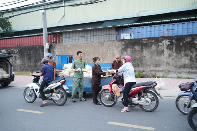 Từ thiện: Tặng bắp tại các công ty, xí nghiệp, khu công nghiệp xã Xuân Thới Sơn