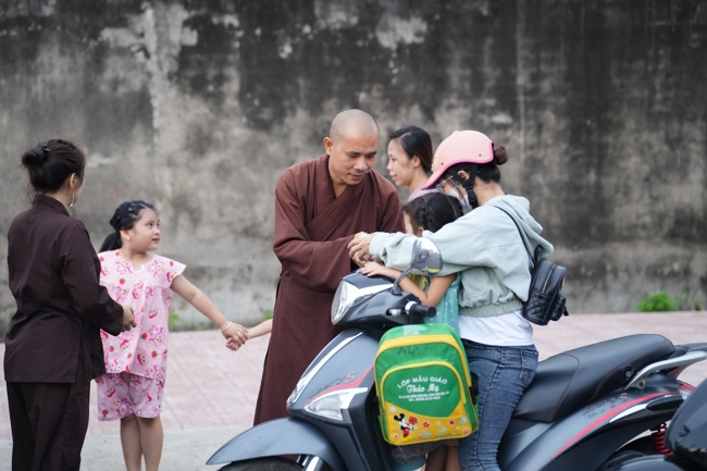 Từ thiện: Tặng bắp tại các công ty, xí nghiệp, khu công nghiệp xã Xuân Thới Sơn