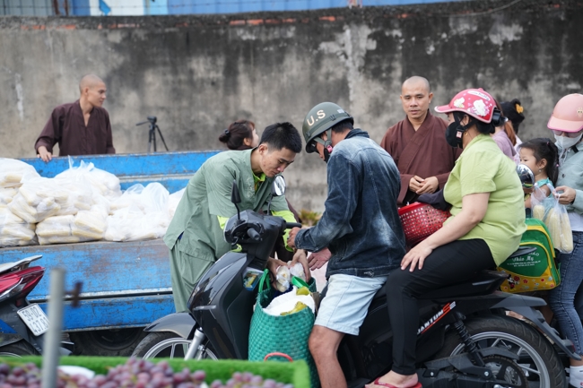 Từ thiện: Tặng bắp tại các công ty, xí nghiệp, khu công nghiệp xã Xuân Thới Sơn