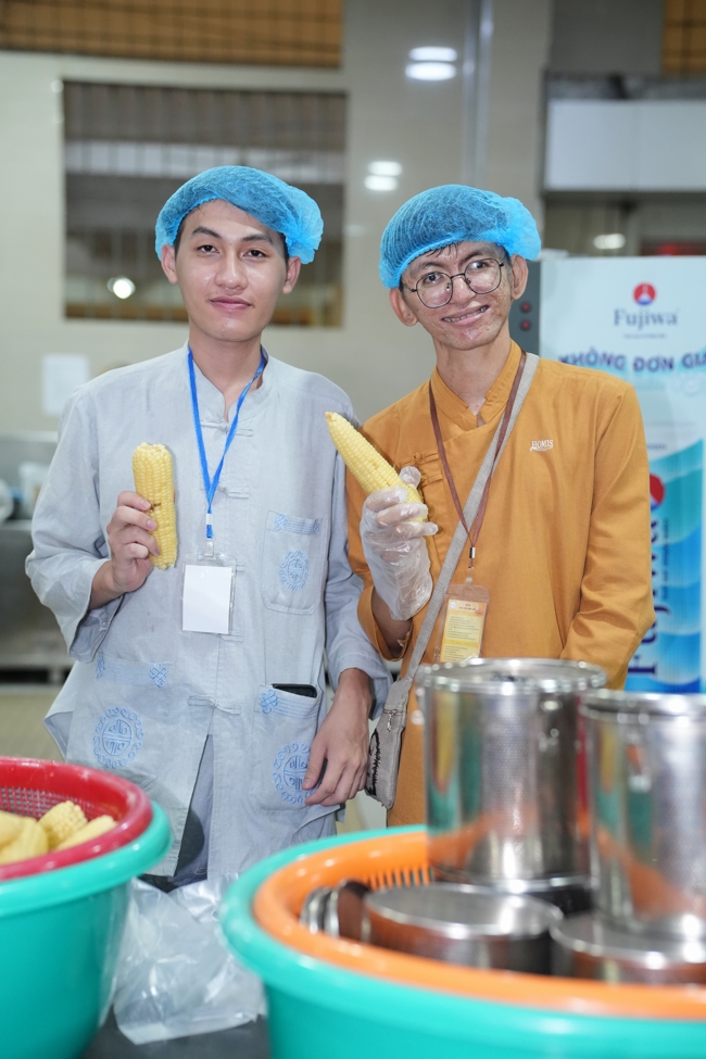 Từ thiện: Tặng bắp tại các công ty, xí nghiệp, khu công nghiệp xã Xuân Thới Sơn