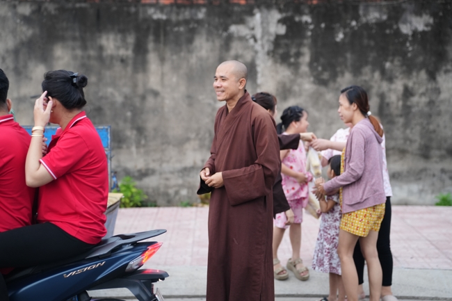 Từ thiện: Tặng bắp tại các công ty, xí nghiệp, khu công nghiệp xã Xuân Thới Sơn