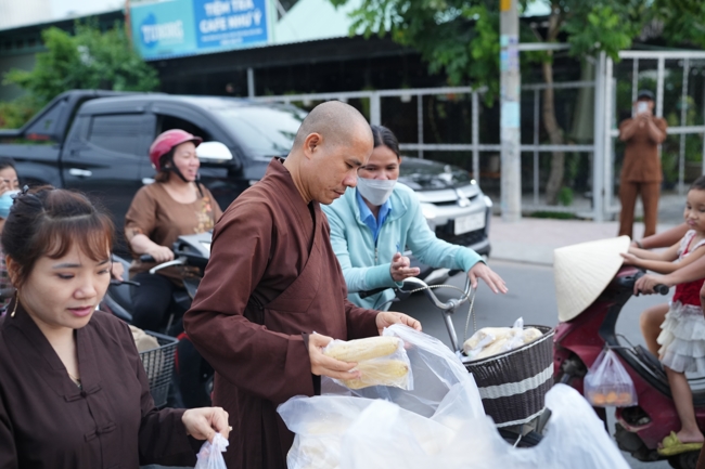 Từ thiện: Tặng bắp tại các công ty, xí nghiệp, khu công nghiệp xã Xuân Thới Sơn