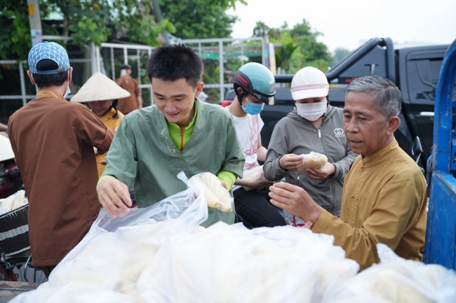 Từ thiện: Tặng bắp tại các công ty, xí nghiệp, khu công nghiệp xã Xuân Thới Sơn