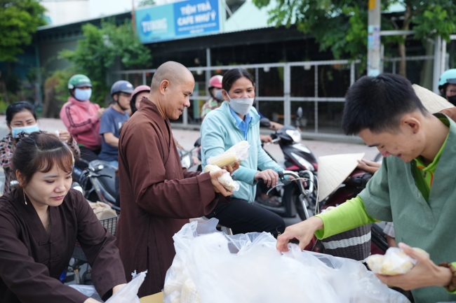 Từ thiện: Tặng bắp tại các công ty, xí nghiệp, khu công nghiệp xã Xuân Thới Sơn