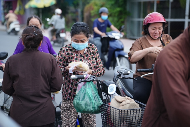 Từ thiện: Tặng bắp tại các công ty, xí nghiệp, khu công nghiệp xã Xuân Thới Sơn