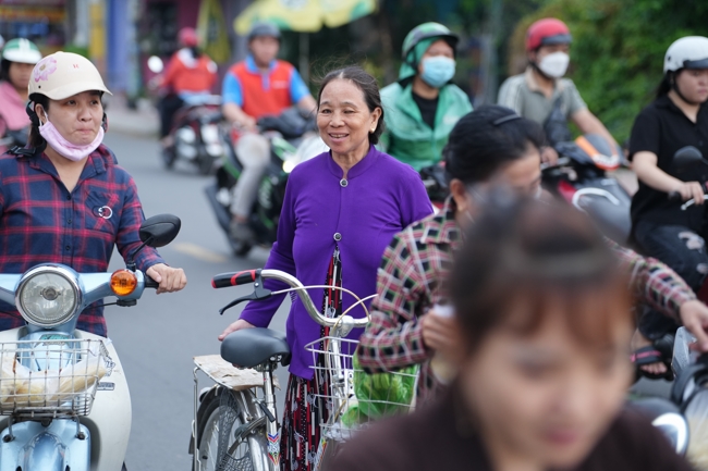 Từ thiện: Tặng bắp tại các công ty, xí nghiệp, khu công nghiệp xã Xuân Thới Sơn