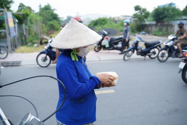 Từ thiện: Tặng bắp tại các công ty, xí nghiệp, khu công nghiệp xã Xuân Thới Sơn