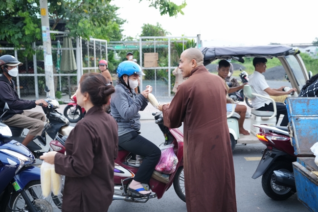 Từ thiện: Tặng bắp tại các công ty, xí nghiệp, khu công nghiệp xã Xuân Thới Sơn