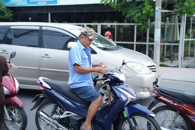 Từ thiện: Tặng bắp tại các công ty, xí nghiệp, khu công nghiệp xã Xuân Thới Sơn