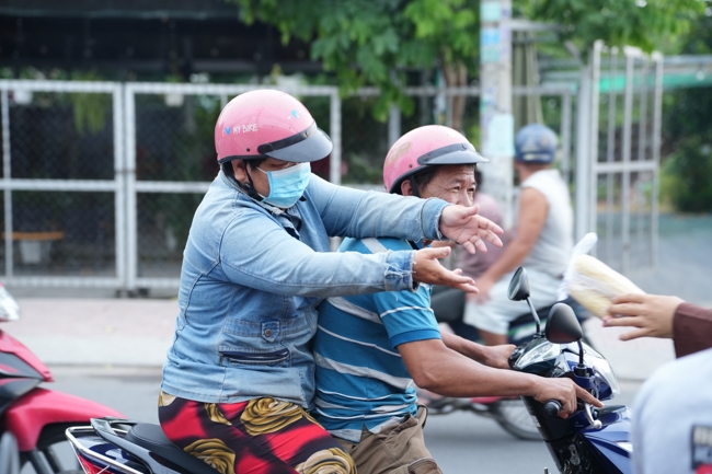 Từ thiện: Tặng bắp tại các công ty, xí nghiệp, khu công nghiệp xã Xuân Thới Sơn