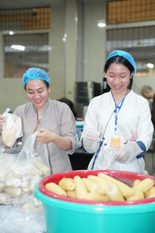 Từ thiện: Tặng bắp tại các công ty, xí nghiệp, khu công nghiệp xã Xuân Thới Sơn