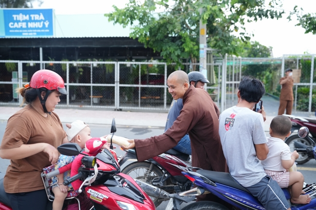 Từ thiện: Tặng bắp tại các công ty, xí nghiệp, khu công nghiệp xã Xuân Thới Sơn