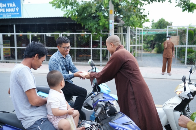 Từ thiện: Tặng bắp tại các công ty, xí nghiệp, khu công nghiệp xã Xuân Thới Sơn