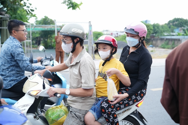 Từ thiện: Tặng bắp tại các công ty, xí nghiệp, khu công nghiệp xã Xuân Thới Sơn