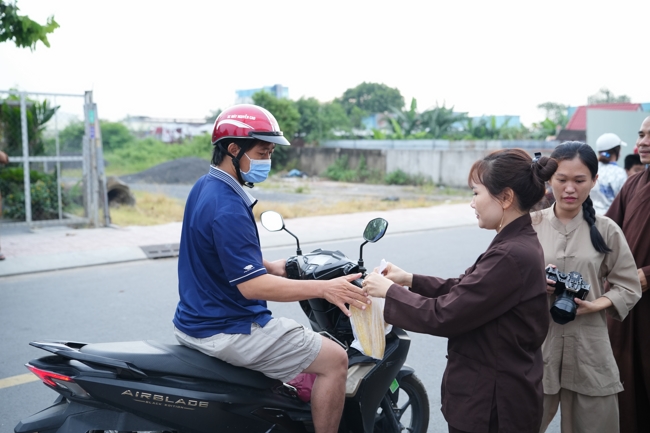 Từ thiện: Tặng bắp tại các công ty, xí nghiệp, khu công nghiệp xã Xuân Thới Sơn