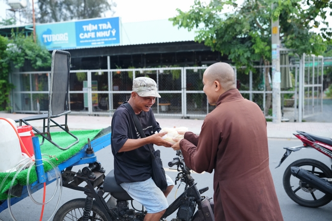 Từ thiện: Tặng bắp tại các công ty, xí nghiệp, khu công nghiệp xã Xuân Thới Sơn