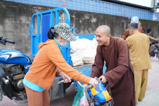 Từ thiện: Tặng bắp tại các công ty, xí nghiệp, khu công nghiệp xã Xuân Thới Sơn